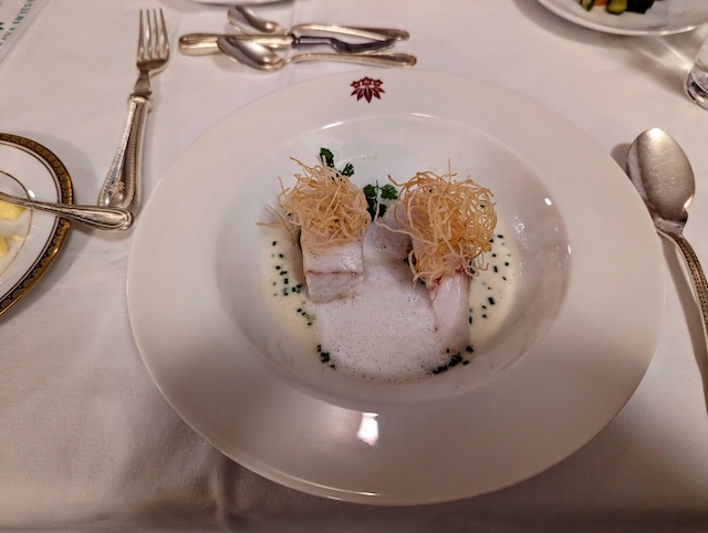 ズキのコンフィー ＆ジャガイモのフリット「蛤」風味のクリームソース