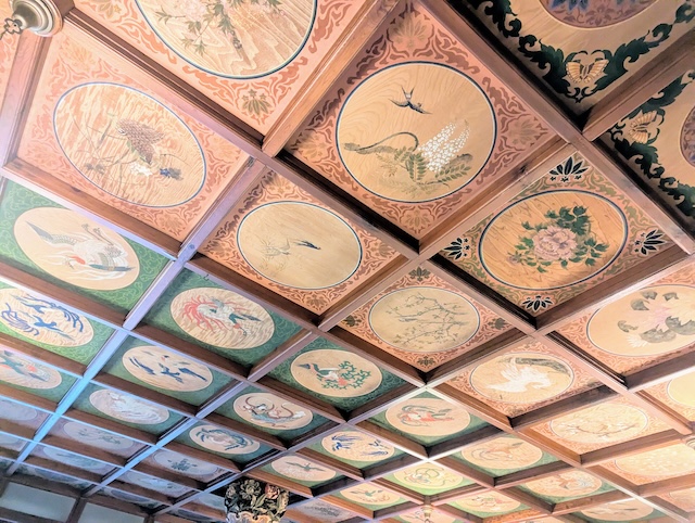 小食堂の天井画「百花百鳥図」：本館2階、金谷ホテルで最も古い食堂。