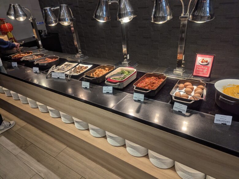 スクランブルエッグや焼き魚、ベーコン、ウインナーなどの定番ホットミール