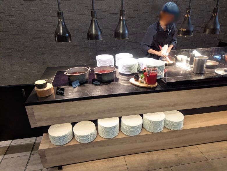 シェフが目の前で焼いてくれるオムレツコーナー