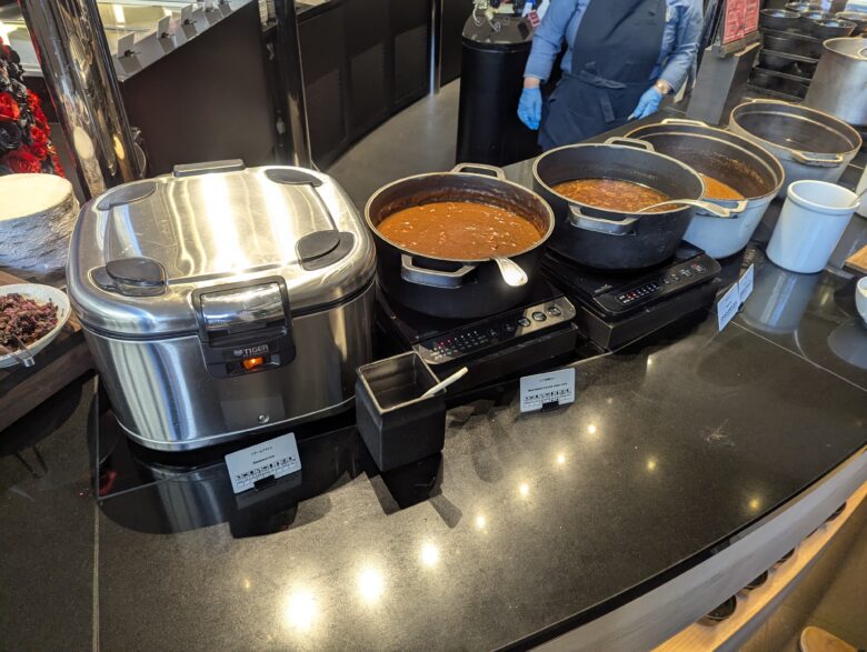 八丁味噌カレーやオニオンスープが並ぶスープコーナー