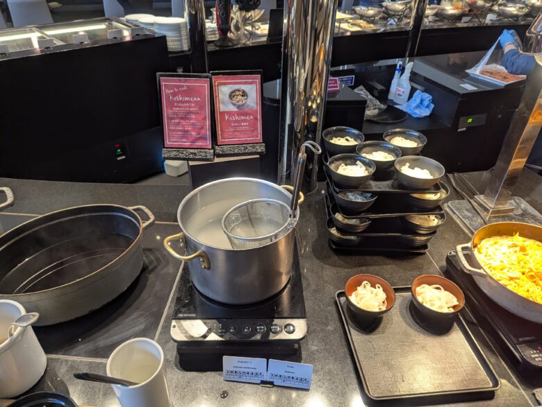 きしめんやナポリタンが並ぶ名古屋ご当地グルメコーナー