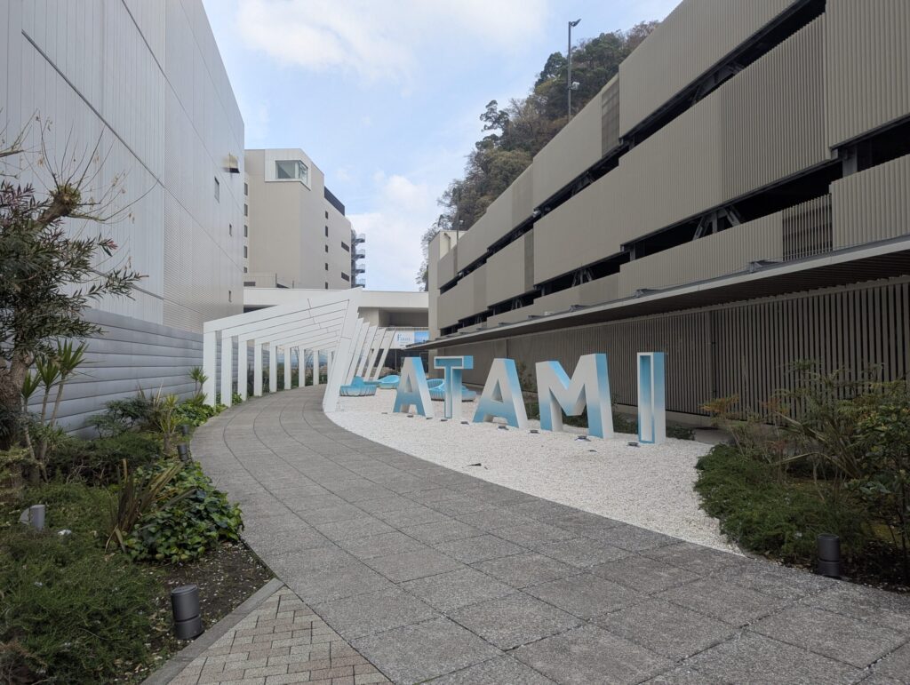 熱海後楽園ホテルAQUA SQUAREのエントランスとATAMIサイン