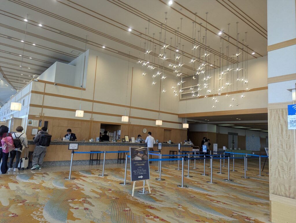 熱海後楽園ホテルAQUA SQUAREロビーのフロントとシャンデリア