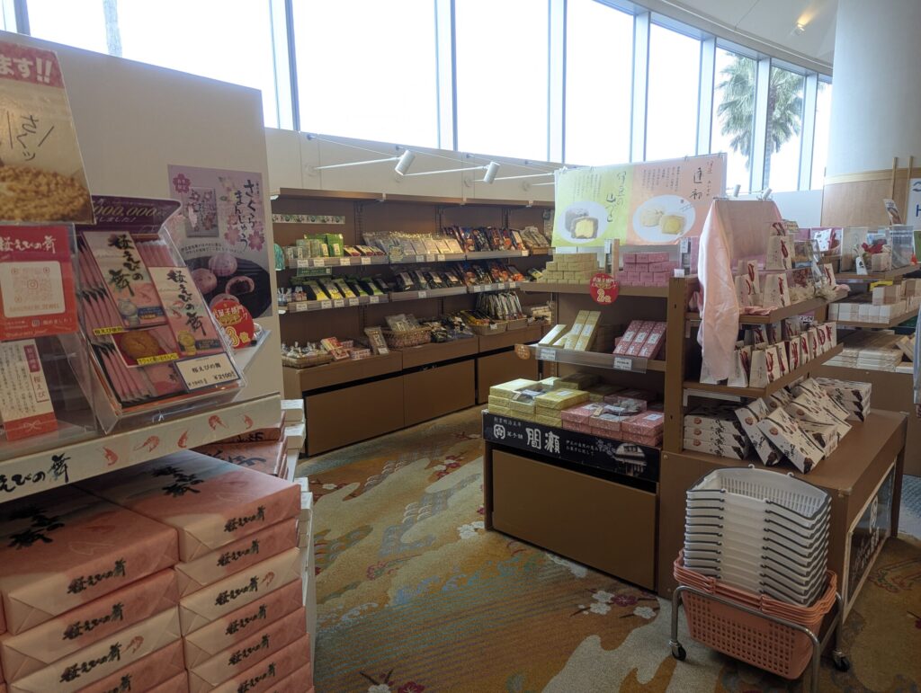 熱海後楽園ホテル館内売店に並ぶ桜えびのお菓子と間瀬の和菓子