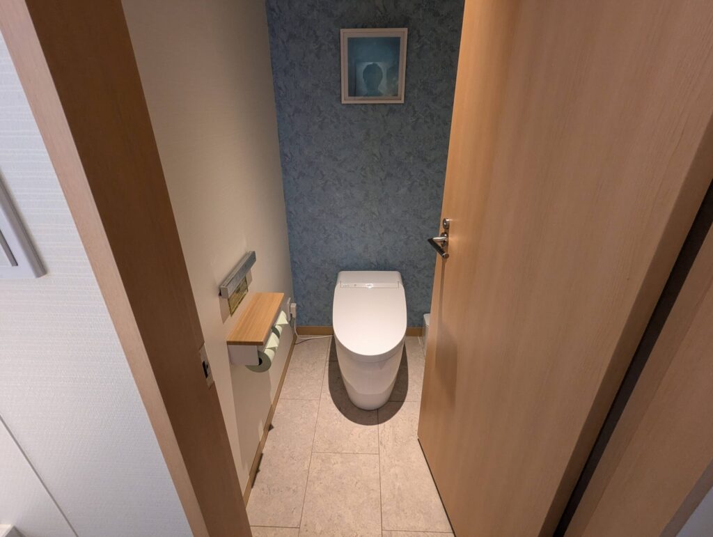 熱海後楽園ホテルAQUA SQUAREの独立トイレ（温水洗浄便座付き）