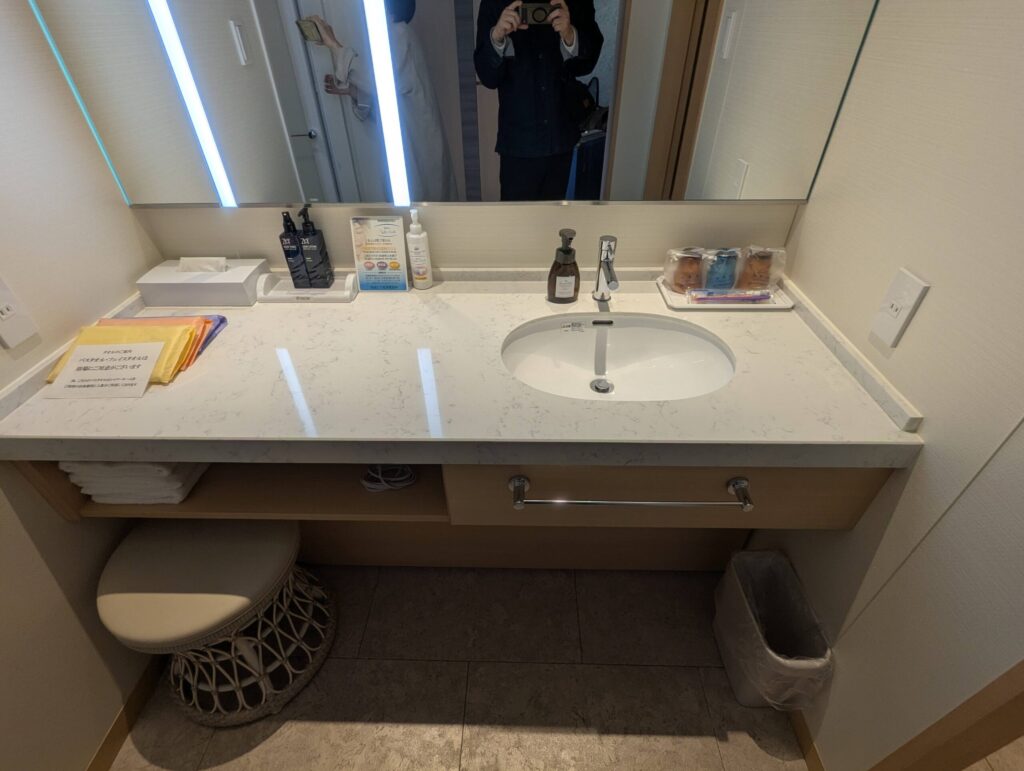 AQUA SQUAREの大理石調の洗面台とライト付きミラー