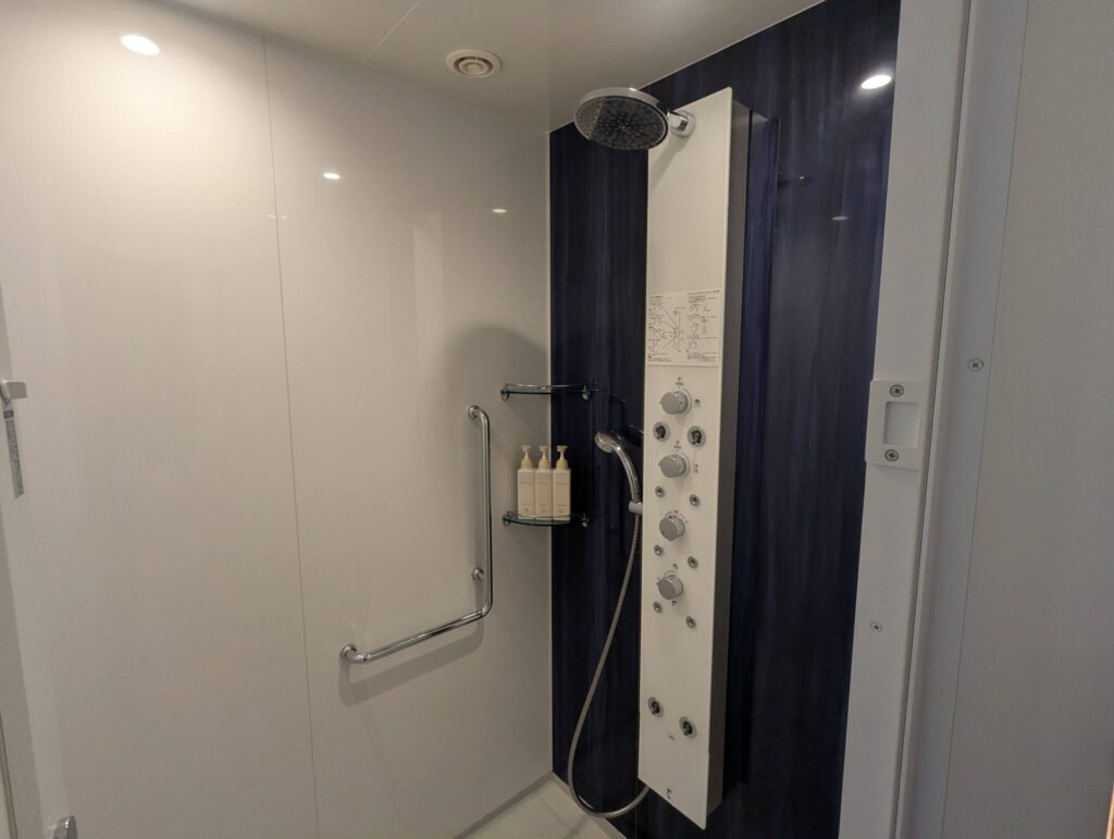 AQUA SQUARE独立シャワーブースのレインシャワーとハンドシャワー