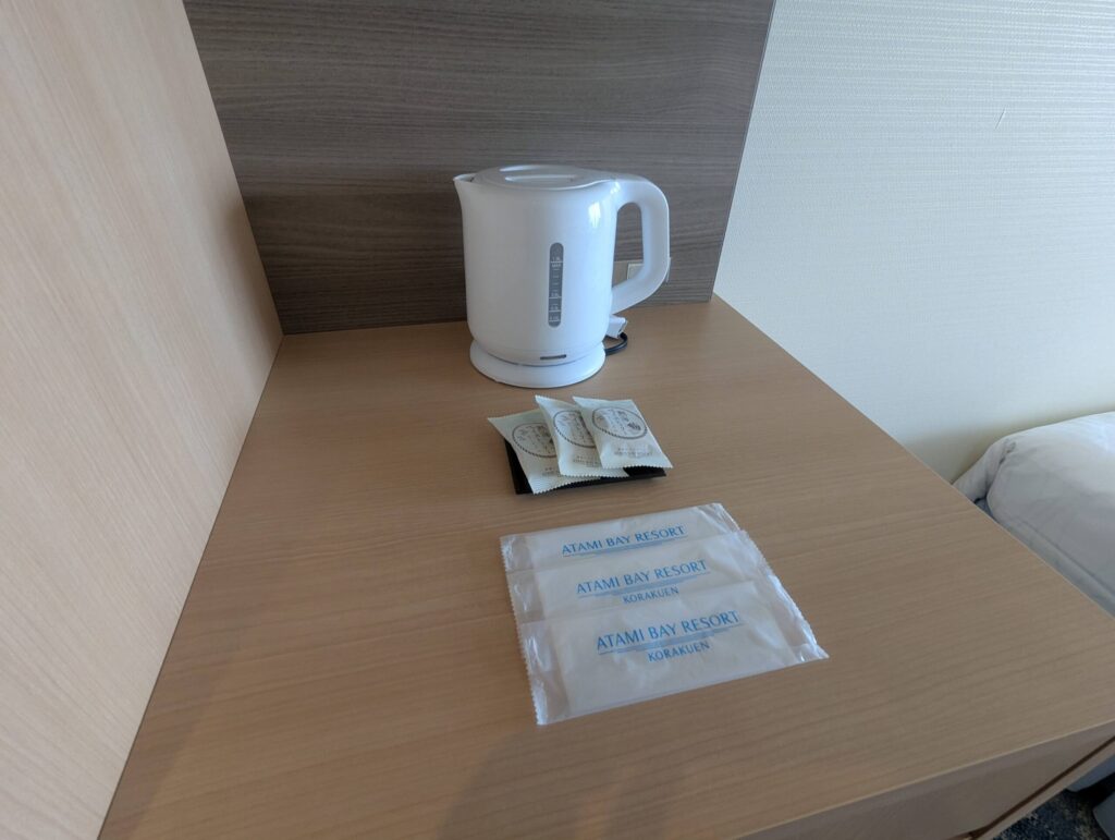 熱海後楽園ホテルAQUA SQUAREのケトルとATAMI BAY RESORT KORAKUENオリジナルお茶セット