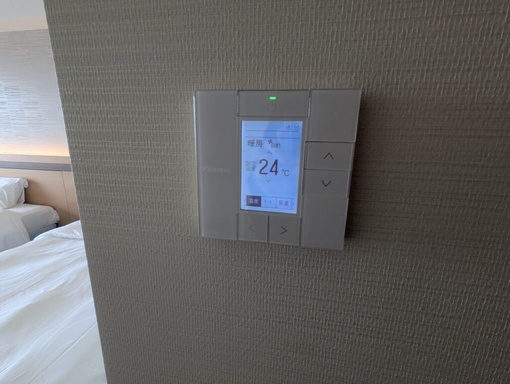 熱海後楽園ホテルAQUA SQUAREの壁掛けダイキンエアコンリモコン