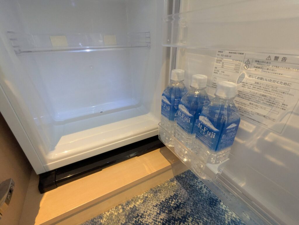 熱海後楽園ホテル冷蔵庫に無料で用意された富士山の水Mt.Fuji 3本
