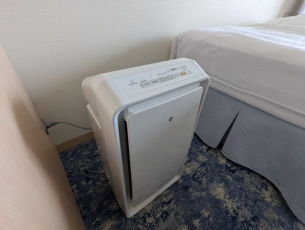 熱海後楽園ホテルAQUA SQUAREのベッド脇の空気清浄機