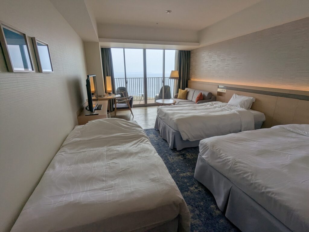 AQUA SQUAREオーシャンビュールームの部屋全景とトリプルベッド