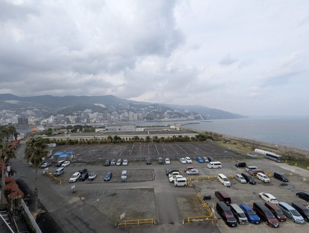 熱海後楽園ホテルAQUA SQUAREのバルコニーから望む熱海の町並みと熱海湾