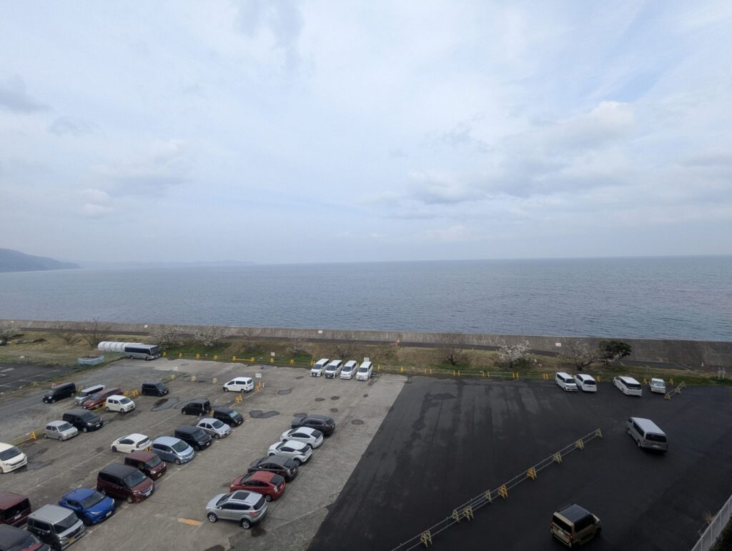 熱海後楽園ホテルAQUA SQUAREのバルコニーから広がる太平洋の水平線