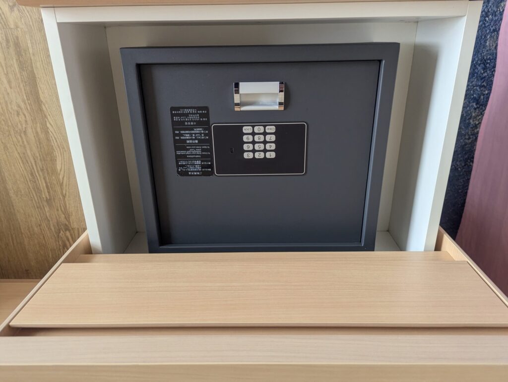 熱海後楽園ホテルAQUA SQUAREデスク下のテンキー式金庫