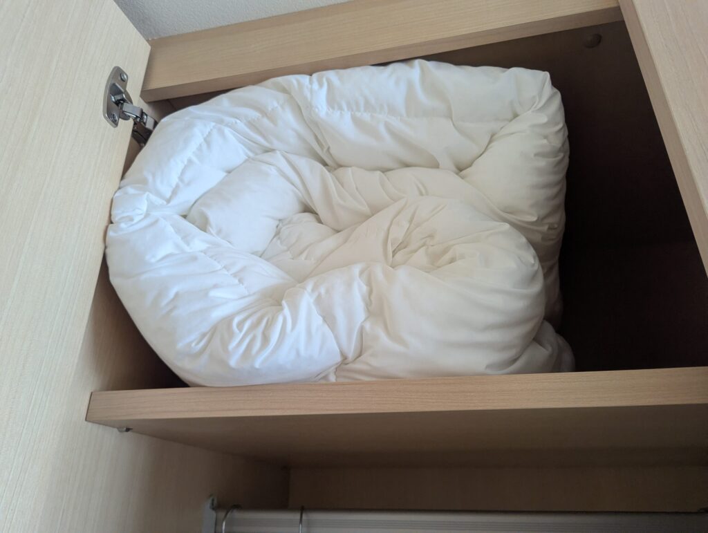 熱海後楽園ホテルAQUA SQUAREクローゼット上段の予備掛け布団