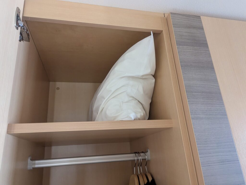 熱海後楽園ホテルAQUA SQUAREクローゼット中段の予備枕とハンガー