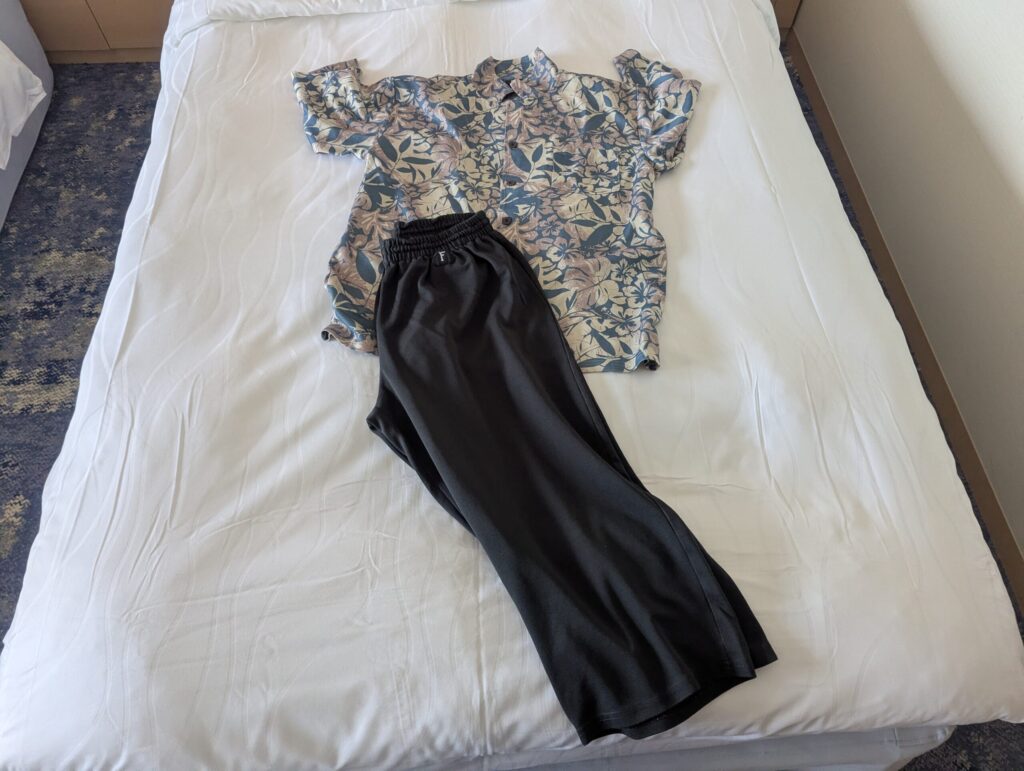 熱海後楽園ホテルAQUA SQUARE部屋の館内着・柄シャツとパンツ