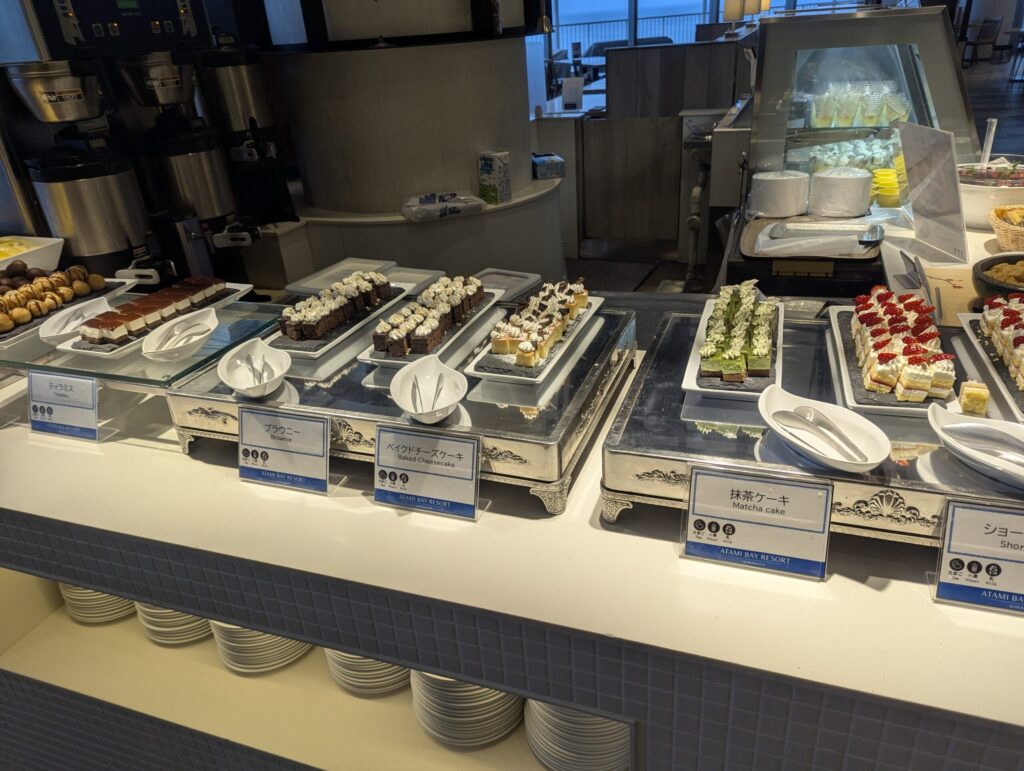 ティラミス・ブラウニー・ベイクドチーズケーキ・抹茶ケーキ・ショートケーキが金属トレイに並ぶ