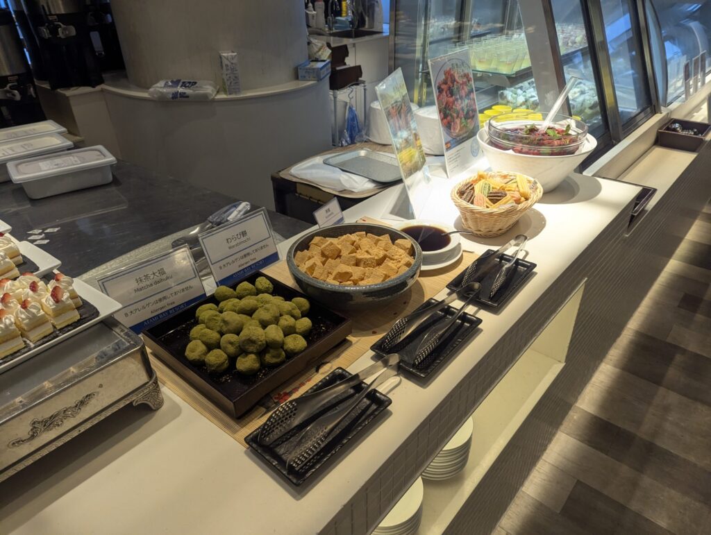 抹茶大福と黒蜜かけわらび餅・ミックスベリー・カラフルチュロスの和スイーツコーナー