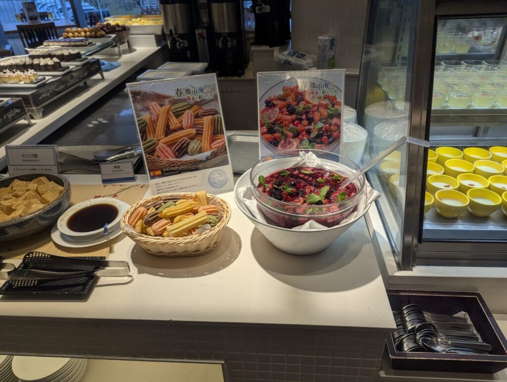 カラフルチュロスバスケットとミックスベリーボウル、春の地中海フェアPOPと黄色い豆乳プリン陳列ケース