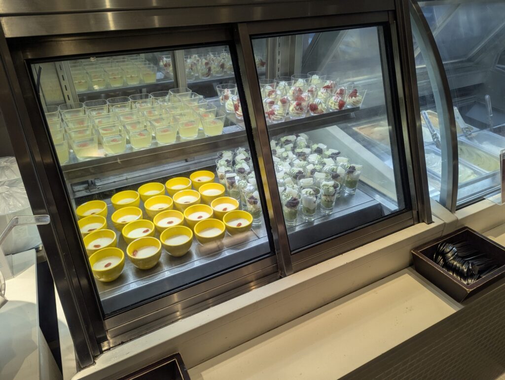 小分けデザート陳列ケース・黄色い豆乳プリンと透明カップゼリー・抹茶カップデザート