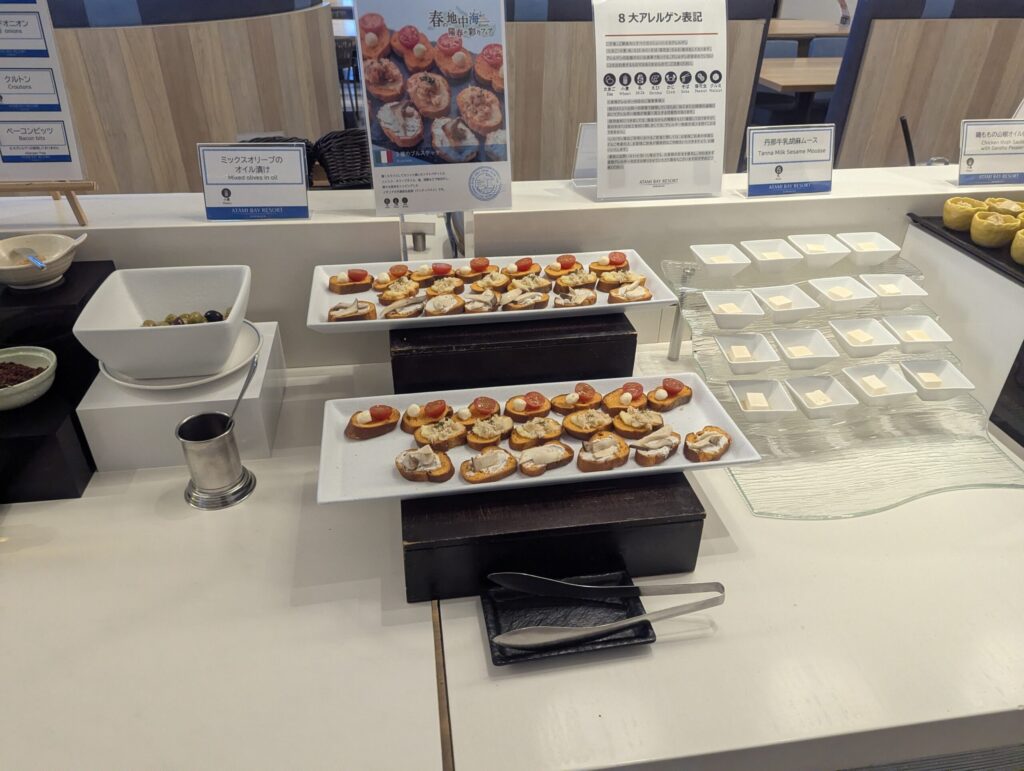 ブルスケッタ2段盛り・上下段各8個・ミックスオリーブのオイル漬け・丹那牛乳胡麻ムースのミニグラス