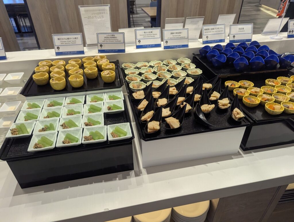 和の前菜小鉢6種・鶏もも山椒オイル焼き・小さな煮物・筍の土佐煮・真鯵の南蛮漬け・青梗菜と油揚げの煮びたし・筑前煮