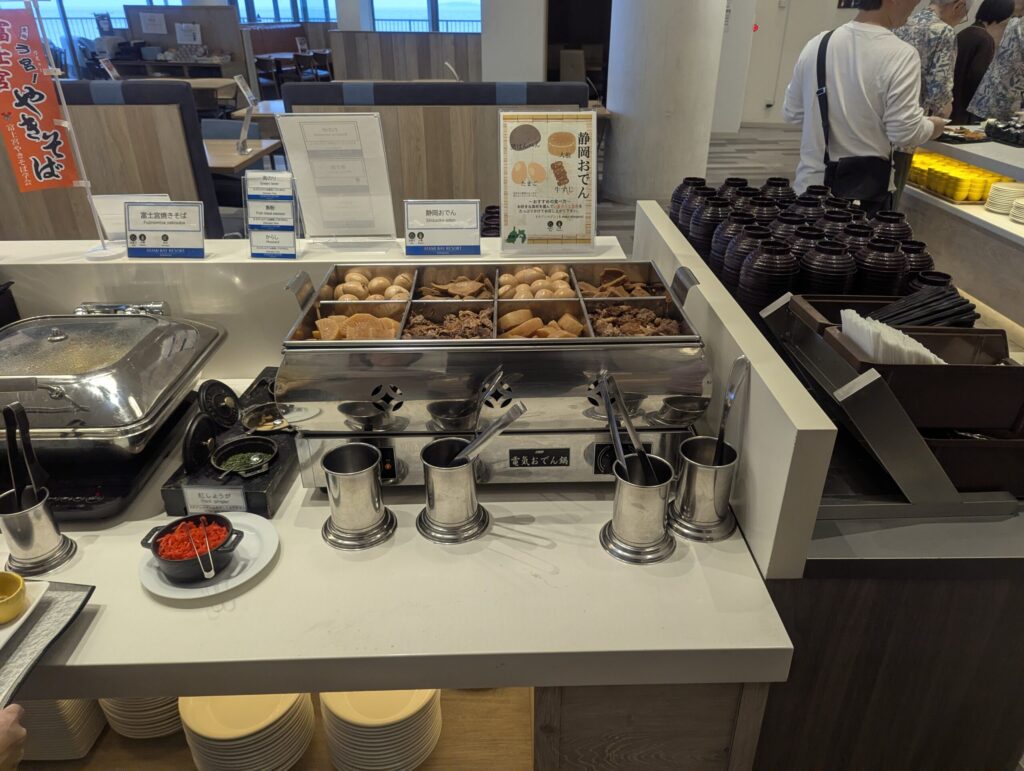 富士宮焼きそばの鉄板と静岡おでんの鍋、黒い出汁に大根・卵・牛すじ・こんにゃく