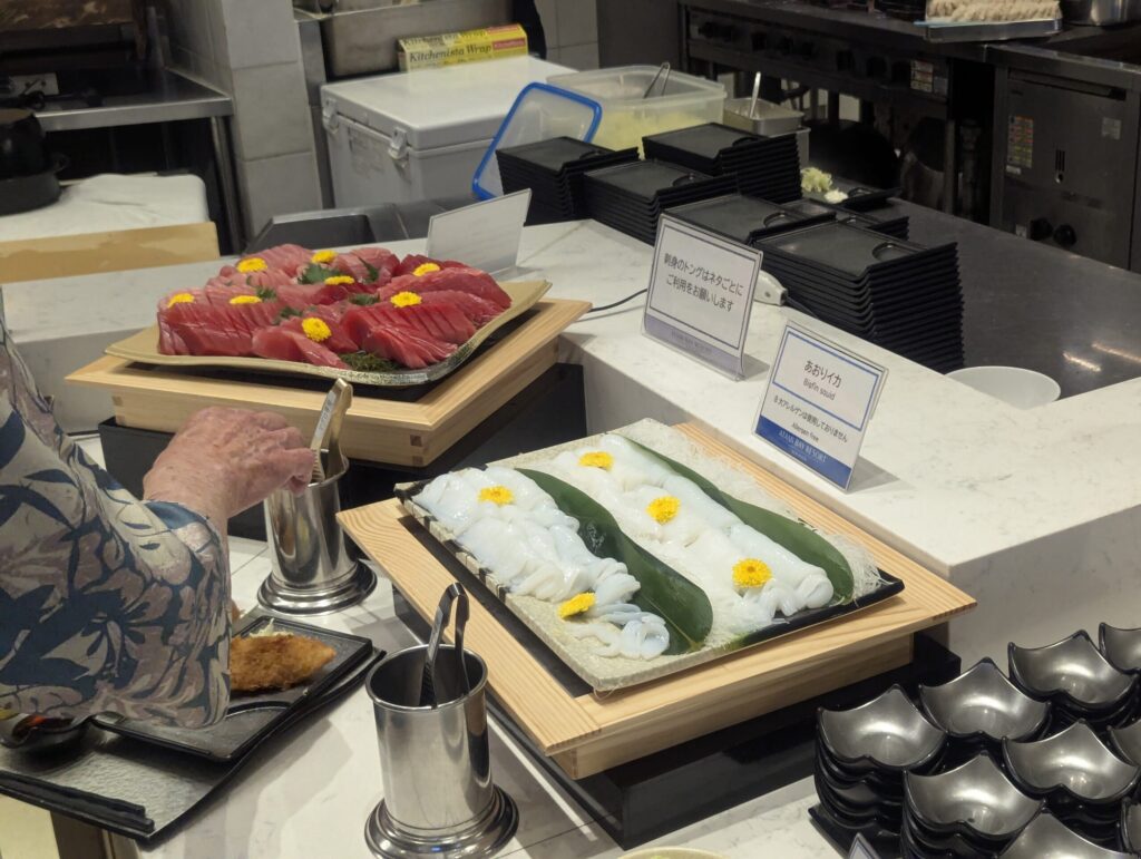 マグロの赤身刺身とアオリイカ刺身の大皿盛り・食用菊添え