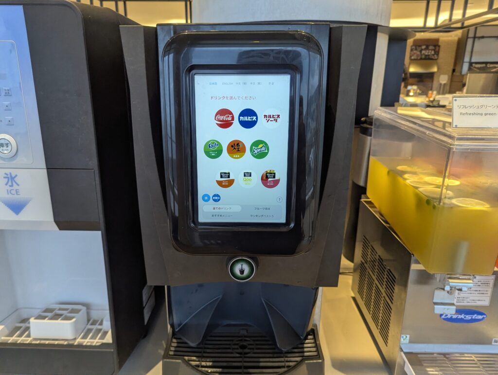 タッチパネル式ソフトドリンクサーバーの画面・コカコーラ・カルピス・Qoo・ファンタ・スプライトなどが選択可能
