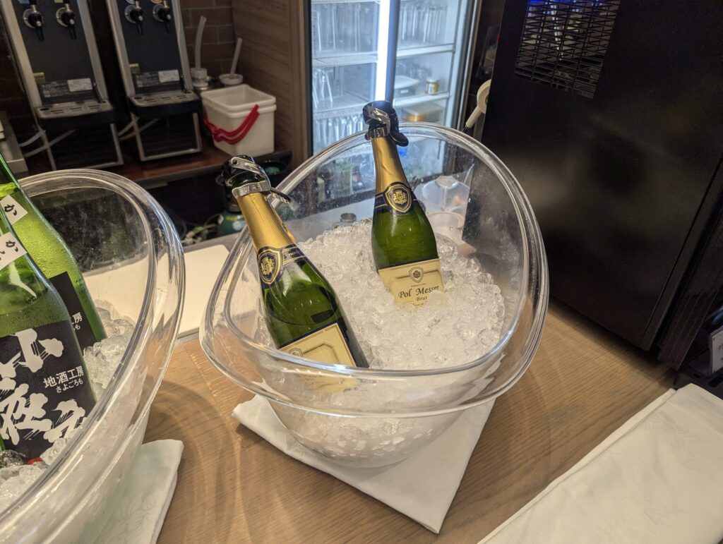 Pol Messè（ポルメッセ）スパークリングワインが氷のアイスバケットに挿さっている