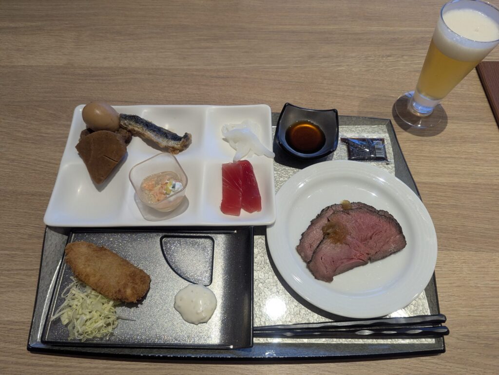 1巡目のお皿・ローストビーフ・マグロ刺身・鯵フライ・煮物・温泉卵・アオリイカ刺身・と生ビール
