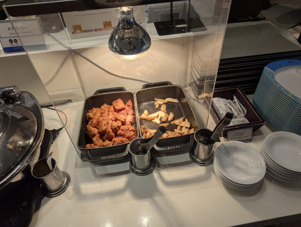 唐揚げとフライドポテトのSTAUB鍋、左奥にお子様カレーの保温ジャー