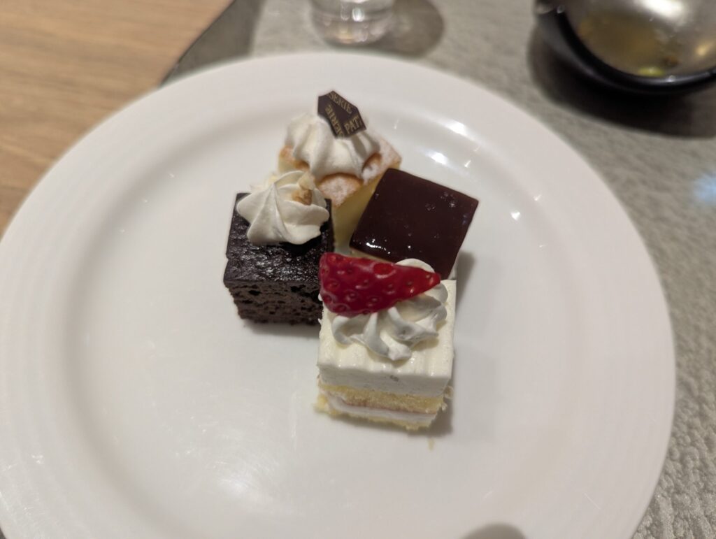 小ぶりデザート4種盛り・ブラウニー・シュークリーム・チョコ片・イチゴショートケーキ