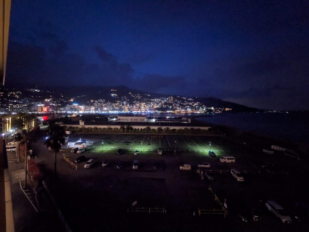 熱海後楽園ホテルAQUA SQUAREの部屋から見た熱海湾の夜景