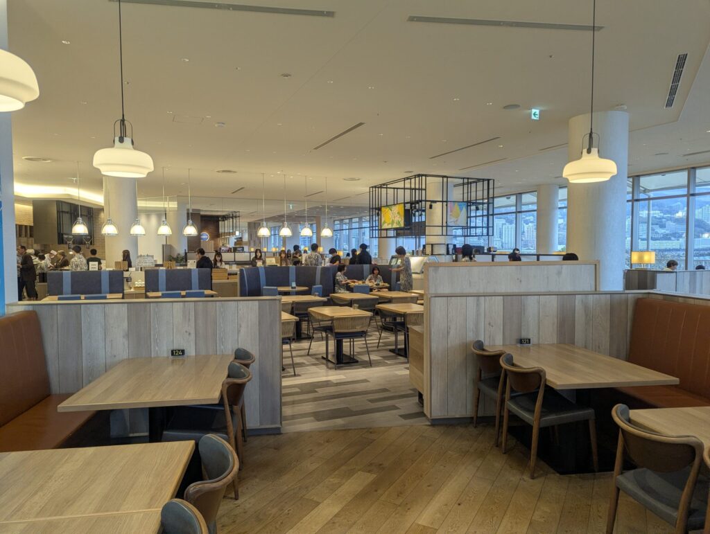 熱海後楽園ホテルHARBOR'S Wの朝食会場・窓の外には海