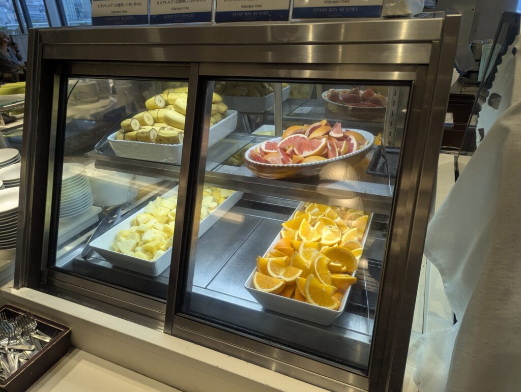 熱海後楽園ホテル朝食のフルーツディスプレイ・バナナとグレープフルーツ