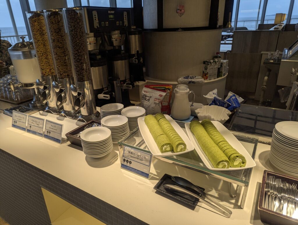 熱海後楽園ホテル朝食の抹茶ロールケーキとコーヒーマシン