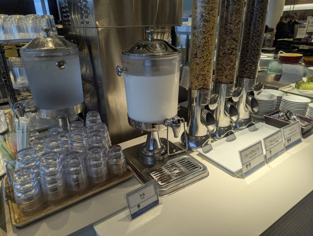 熱海後楽園ホテル朝食の牛乳ディスペンサーとシリアルコーナー