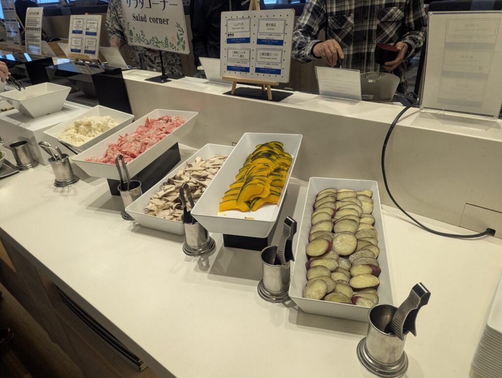 熱海後楽園ホテル朝食の温野菜・ポテトサラダコーナー