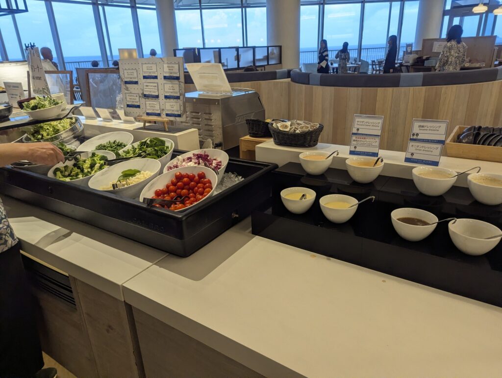 熱海後楽園ホテル朝食のサラダコーナー・海が見える窓際
