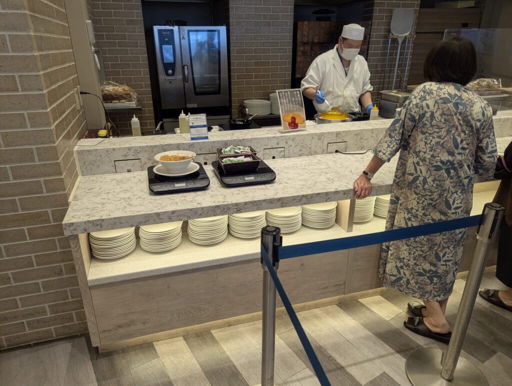 熱海後楽園ホテル朝食のライブキッチン前に並ぶ第一陣の行列