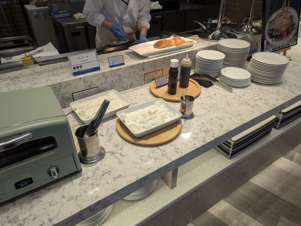 熱海後楽園ホテル朝食のパンケーキコーナー・ホイップクリームとシロップ