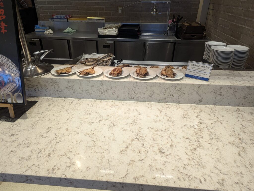 熱海後楽園ホテル朝食ビュッフェの沼津港加工・鯵の干物コーナー