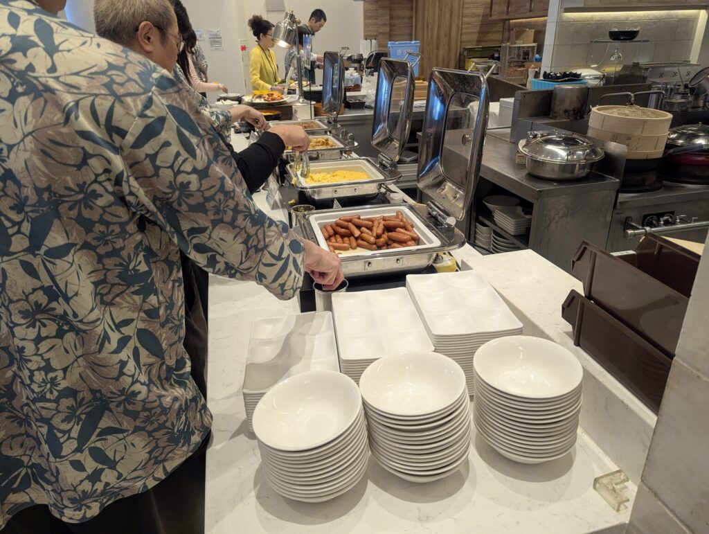 熱海後楽園ホテル朝食の洋食チェーフィング・ソーセージとスクランブルエッグ