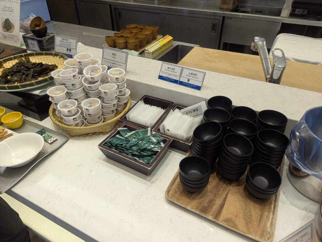 熱海後楽園ホテル朝食の洋食コーナーで取り分ける宿泊客