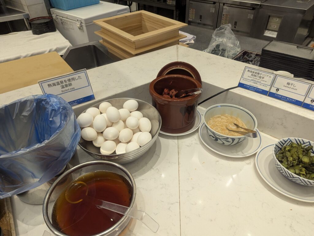 熱海後楽園ホテル朝食の熱海温泉の温泉卵と烏賊塩辛