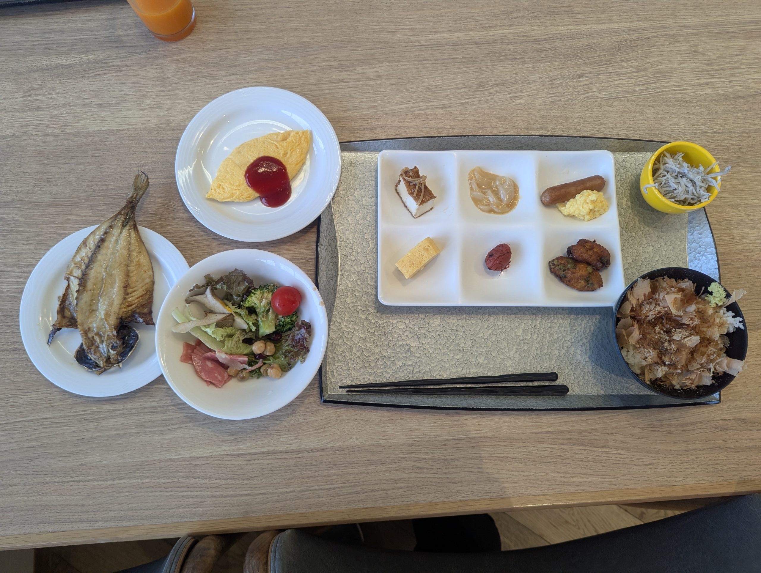 熱海後楽園ホテル朝食・実食プレート全景（オムレツ・アジ・わさび丼・和小鉢）